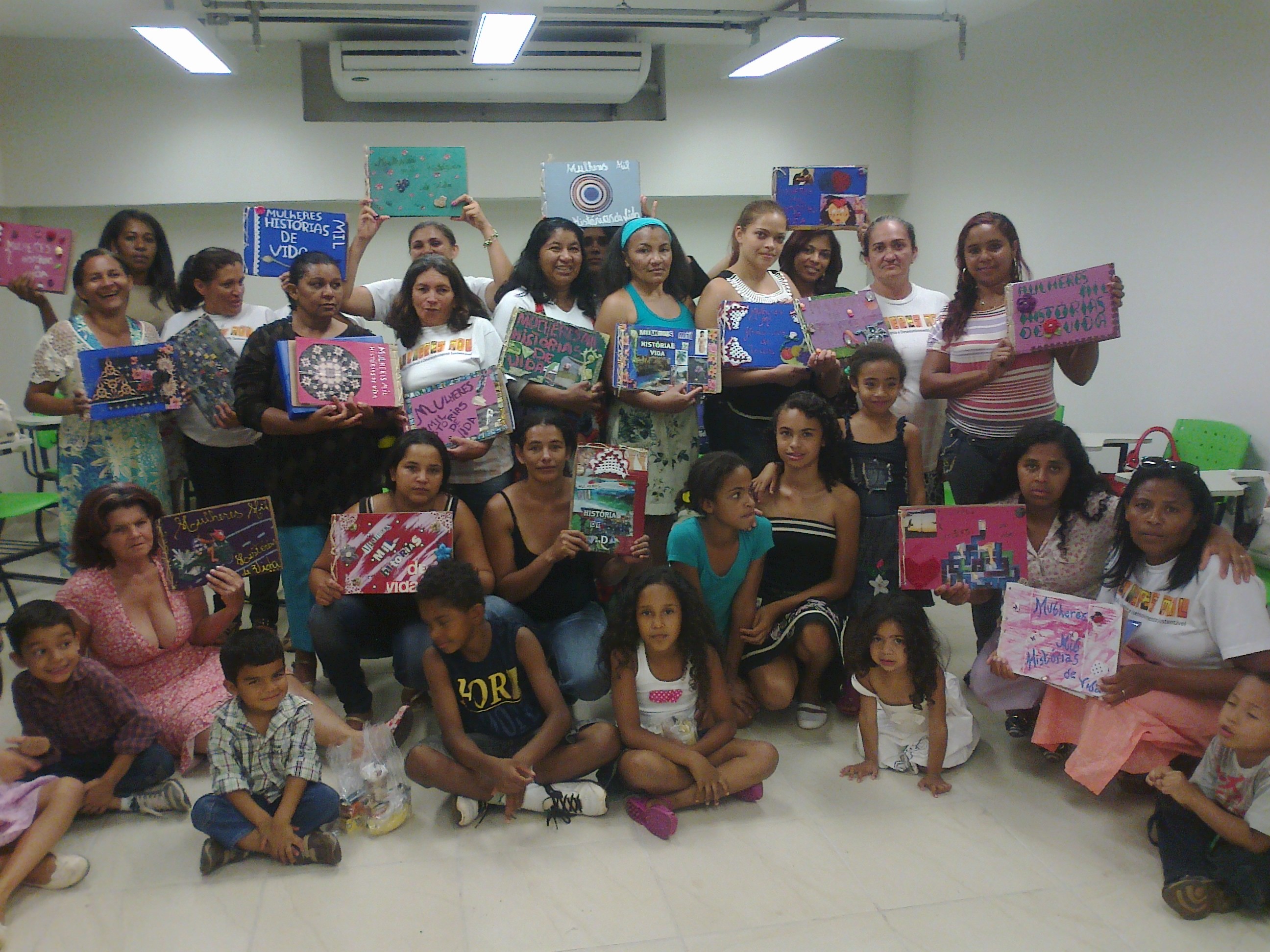 Foto das mulheres com livros produzidos.jpg